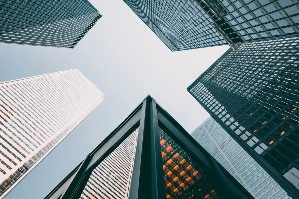 Fachadas de edificios modernos de cristal vistos desde abajo